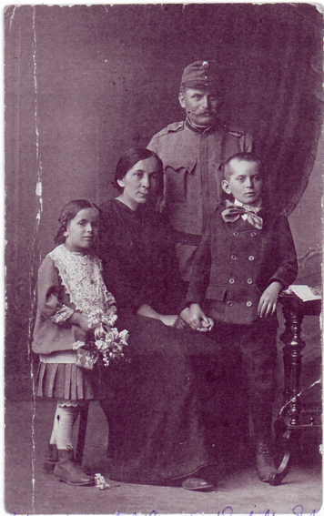 Jitka_Antonín_Jaromír_Jiřina_Sochorovi.jpg